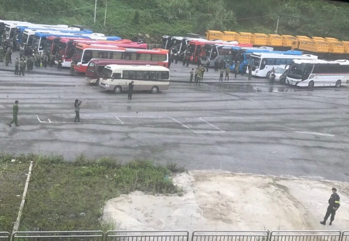 Gần 20 xe chở gần 400 tội phạm Trung Quốc chuẩn bị bàn giao cho phía bạn tập kết tại cửa khẩu Hữu Nghị .Ảnh: Duy Chiến
