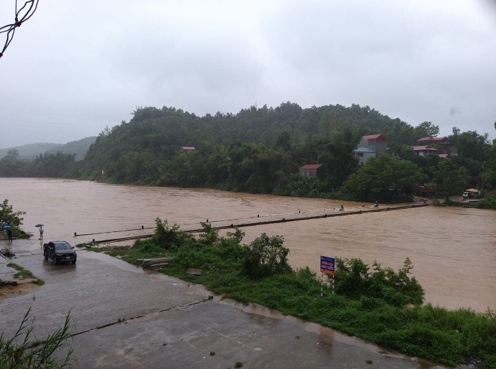Các cây cầu ở Lạng Sơn nguy cơ chìm trong biển nước .Ảnh: Duy Chiến