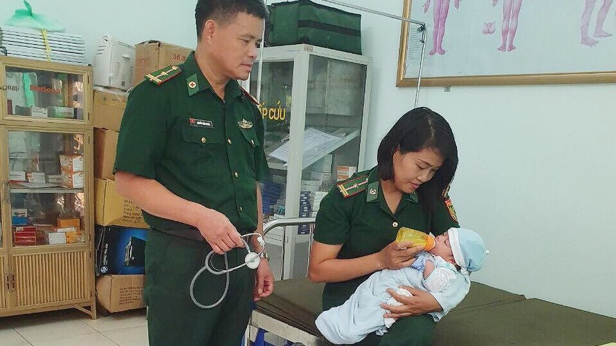 Sau khi quân y Biên phòng Chi Ma chăm sóc, trẻ sơ sinh được bàn giao cho Trung tâm Bảo trợ XH tỉnh Lạng Sơn .Ảnh: Duy Chiến