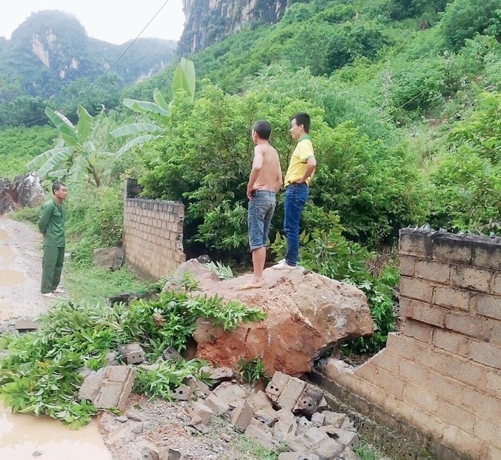 Hiện trường vụ đá lở ở Đèo Phiếu (huyện Hữu Lũng, Lạng Sơn). Ảnh: Đình Thanh