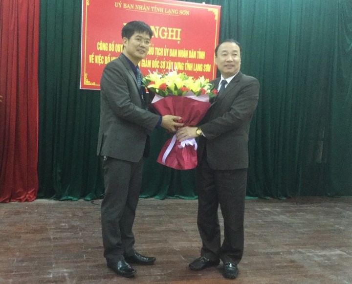 Lãnh đạo tỉnh Lạng Sơn trao quyết định, tặng hoa chúc mừng ông Nguyễn Sỹ Tân (bìa trái), GĐ sở Xây dựng. Ảnh: Duy Chiến