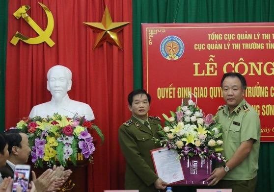 Lãnh đạo Tổng cục QLTT trao Quyết định Quyền cục trưởng cho ông Đặng Văn Ngọc .Ảnh: Thùy Linh