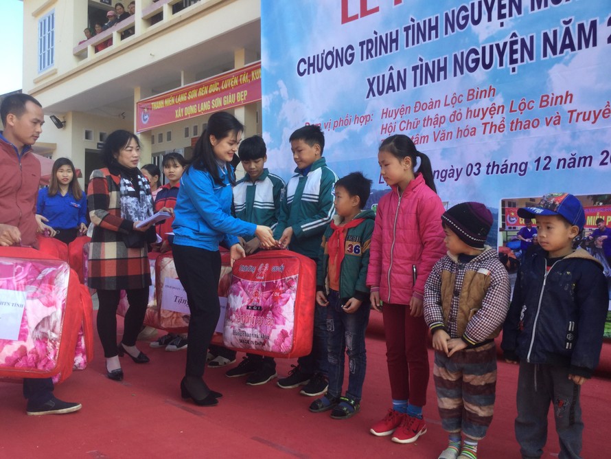 Tỉnh đoàn Lạng Sơn đã trao 3 suất quà cho nhân dân và các em học sinh nghèo, vượt khó .Ảnh: Duy Chiến