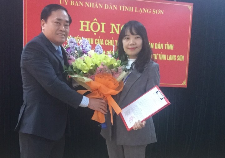 Lãnh đạo tỉnh Lạng Sơn trao quyết định, tặng hoa tân Phó giám đốc sở KH-ĐT tỉnh Lạng Sơn (bìa phải). Ảnh: Duy Chiến