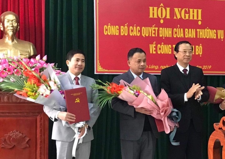 Chủ tịch tỉnh Lạng Sơn (bìa phải) trao Quyết định, tặng hoa cho các ông: Nguyễn Văn Trường, Trần Thanh Hải .Ảnh: Nguyệt My