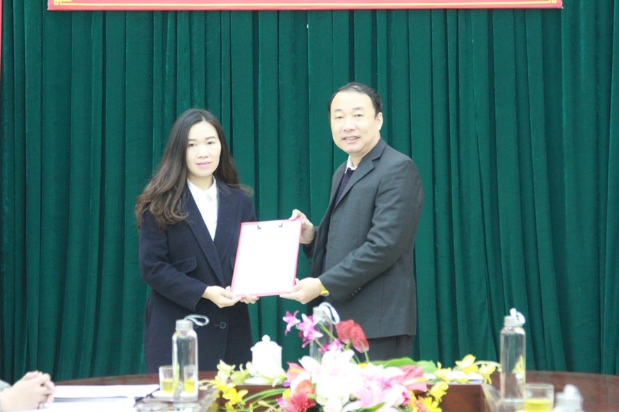 Bà Thùy (bìa trái) , nhận quyết định bổ nhiệm làm Phó GĐ sở Ngoại vụ Lạng Sơn .Ảnh M.Đức