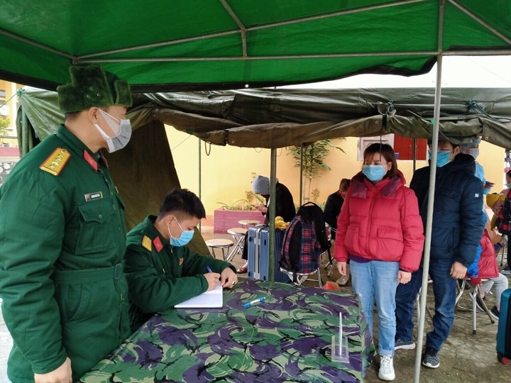 Lực lượng Quân y Lạng Sơn thăm khám cho các công dân vào nơi cách ly .Ảnh: Dương Nguyên