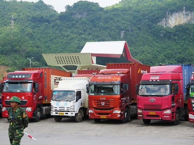 Lực lượng Biên phòng phối hợp với các ngành chức năng điều tiết xe hàng xuất khẩu tại cửa khẩu Hữu Nghị .Ảnh: V. Tráng 