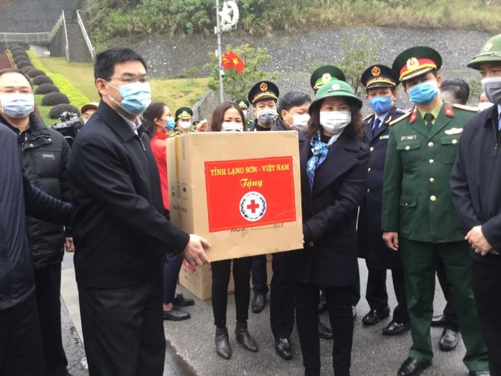 Bí thư Tỉnh ủy Lạng Sơn (giữa, bìa phải) trao quà tượng trưng hỗ trợ vật tư y tế cho lãnh đạo Quảng Tây (Trung Quốc). Ảnh: Duy Chiến