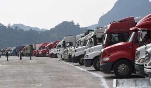 Hơn 200 xe tại cửa khẩu Tân Thanh hy vọng sẽ được thông quan vào ngày 10/2 tới nhưng có thể sẽ phải lùi lại một thời gian .Ảnh: TL