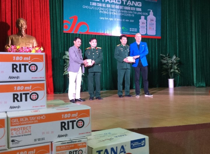 Lực lượng Biên phòng, Quân đội tỉnh Lạng Sơn nhận 2000 sản phẩm phòng chống dịch của Công ty Sinh Việt- Akino (Hà Nội) trao tặng .Ảnh: Duy Chiến