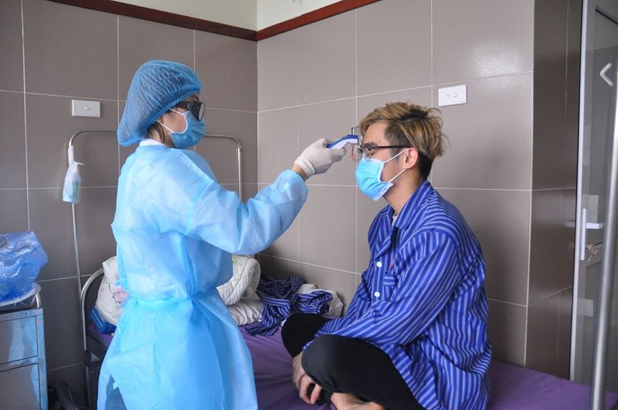 Bệnh viện đa khoa Lạng Sơn thực hiện nghiêm túc kiểm tra sức khỏe, cách ly những người đi từ vùng dịch về .Ảnh: ĐK