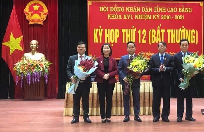 Tân Phó chủ tịch tỉnh (giữa) và Ủy viên UBND tỉnh nhận hoa chúc mừng của lãnh đạo tỉnh Cao Bằng .Ảnh: TL