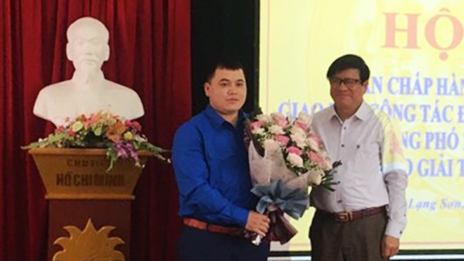 Anh Lăng Văn Chí (bìa trái) nhận hoa chúc mừng của lãnh đạo Ban tổ chức Tỉnh ủy Lạng Sơn .Ảnh: Duy Chiến