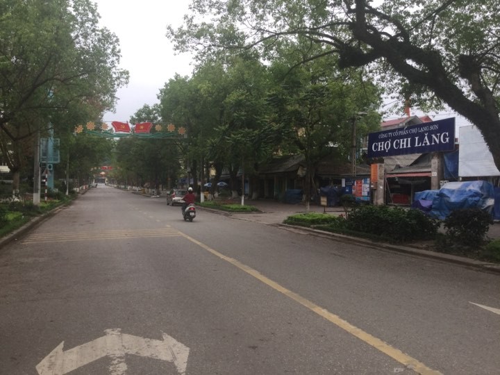 Đường phố Lạng Sơn và khu chợ đầu mối Chi Lăng thuộc phường Chi Lăng khá vắng vẻ, bình lặng .Ảnh Duy Chiến