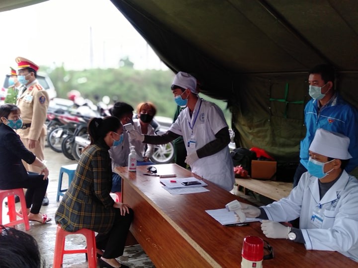 Sáng 3/4, những người sử dụng phương tiện ô tô, xe máy lưu thông trên đường vào nội địa tỉnh Lạng Sơn đều được kiểm tra y tế .Ảnh: Duy Chiến