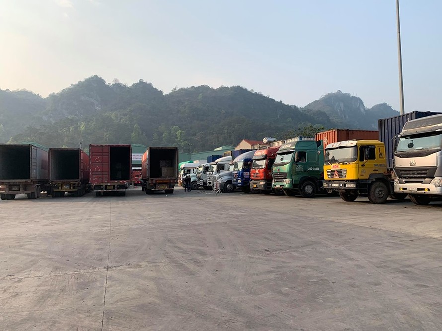 Hiện nay, tại các cửa khẩu ở Lạng Sơn vẫn còn tồn động trên 2.500 xe chở hàng chờ xuất khẩu sang Trung Quốc .Ảnh: Duy Chiến