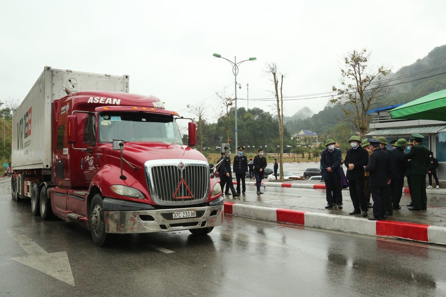 Đoàn xe chờ hàng xuất khẩu sang Trung Quốc được kiểm tra nghiêm ngặt về y tế cũng như nhân thân tài xế .Ảnh: Duy Chiến