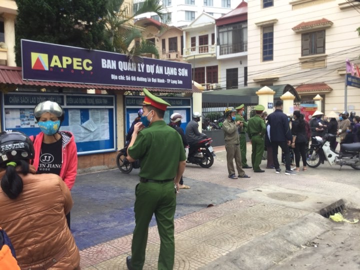 Lực lượng công an Lạng Sơn vất vả vãn hồi trật tự nơi diễn ra sự kiện "Siêu thị hạnh phúc O đồng" .Ảnh: Duy Chiến