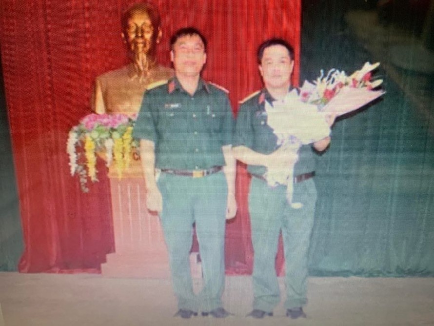 Đại tá Hoàng Văn Hữu (bìa phải) trưởng thành và có nhiều đóng góp cho lực lượng vũ trang Quân khu 1vaf Bộ CHQS tỉnh Cao Bằng .Ảnh: TL