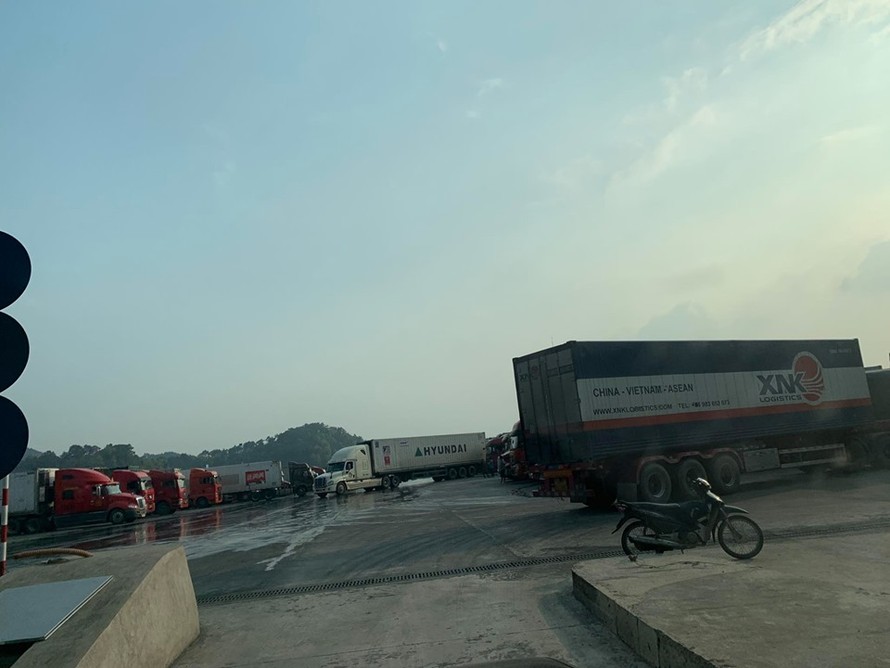 Với khoảng 2500 xe chở hàng còn tồn tại cửa khẩu Lạng Sơn, mong ngóng nhanh chóng xuất bán nên một số người trong "Đội lái xe chuyên trách" lợi dụng để chèn ép .Ảnh: Duy Chiến 