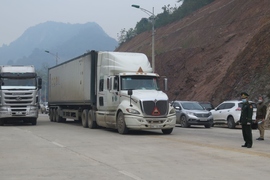Kể từ ngày 26/4, các lái xe "Đội chuyên trách" được một tổ công tác của tỉnh Lạng Sơn theo dõi, giám sát việc thỏa thuận giá dịch vụ lái xe qua biên giới Việt- Trung .Ảnh: Duy Chiến