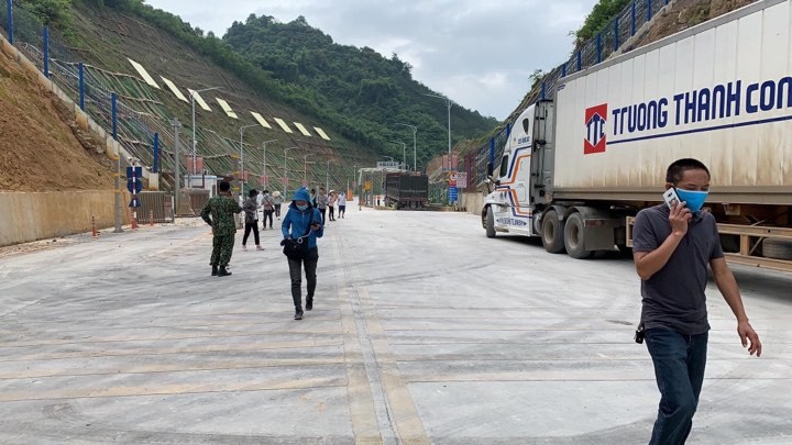 Nhờ nỗ lực thông quan hàng hóa, đến sáng 6/5, tại Lạng Sơn chỉ còn khoảng 800 xe chờ xuất khẩu, trong đó đa số là xe mới đến Lạng Sơn .Ảnh: T.Kiên