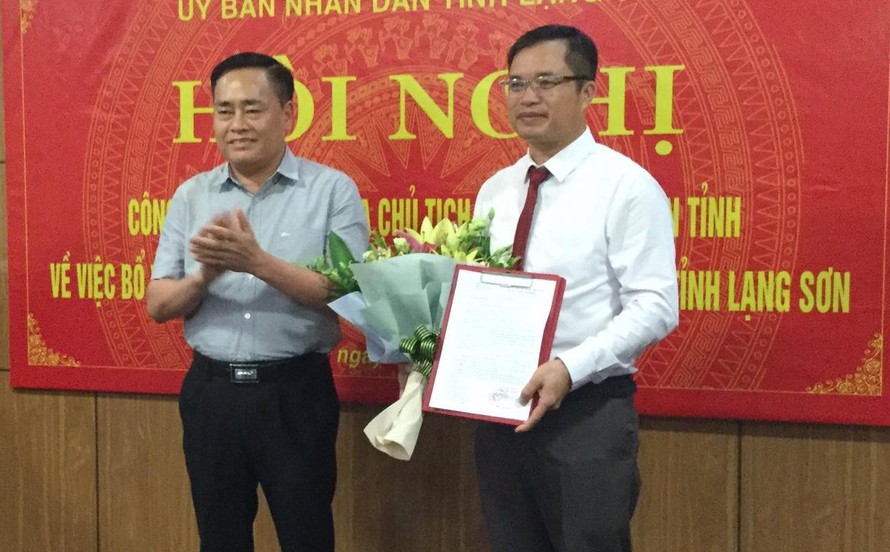 Ông Dương Công Vỹ (bìa phải) nhận quyết định đảm nhiệm chức vụ Giám đốc Sở GTVT tỉnh Lạng Sơn. Ảnh: Duy Chiến