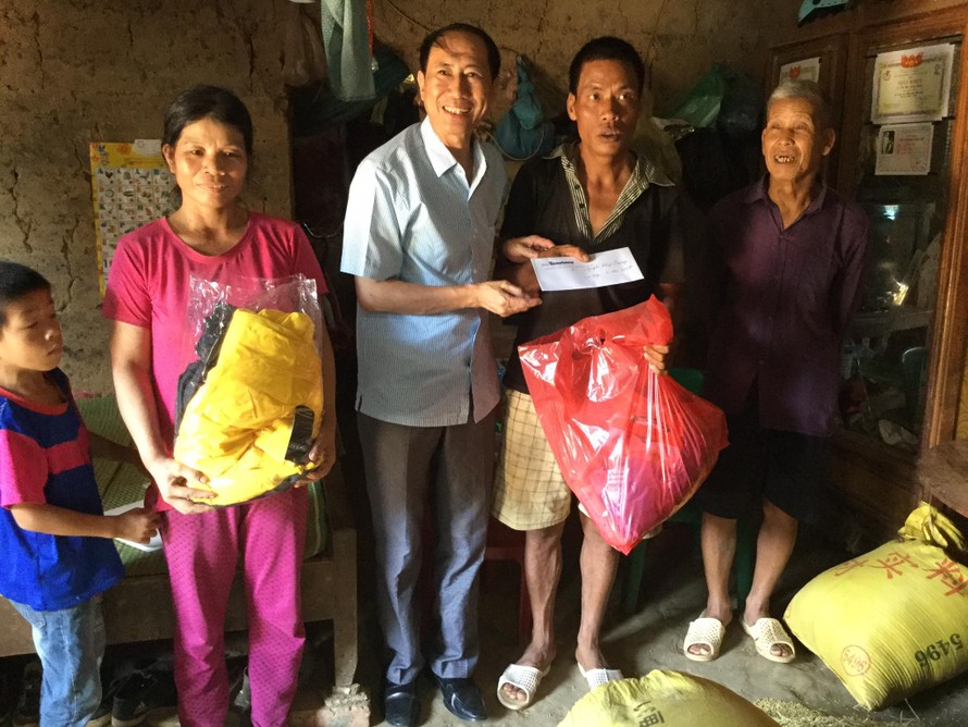 Gia đình ông Vi Văn Đàng- hộ nghèo đặc biệt khó khăn nhận quà, hỗ trợ của báo Tiền Phong .Ảnh: Duy Chiến