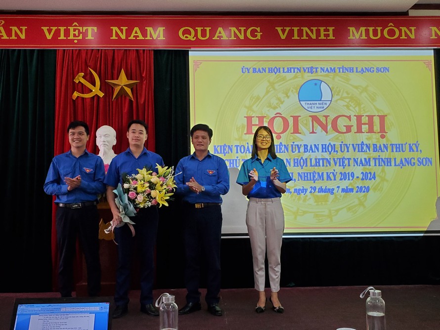 Anh Đoàn Thành Công (cầm hoa) cùng 2 tân Ủy viên Ủy ban Hội LHTN tỉnh Lạng Sơn nhận lời chúc mừng của lãnh đạo Tỉnh đoàn Lạng Sơn .Ảnh: Duy Chiến