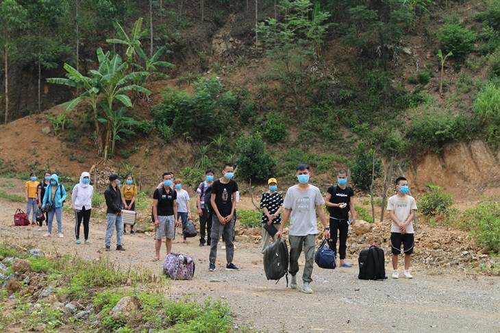 Sáng 31/7, đồn Biên phòng Bảo Lâm (Lạng Sơn) phát hiện, ngăn chặn 17 công dân nhập cảnh trái phép qua đường mòn .Ảnh: BP
