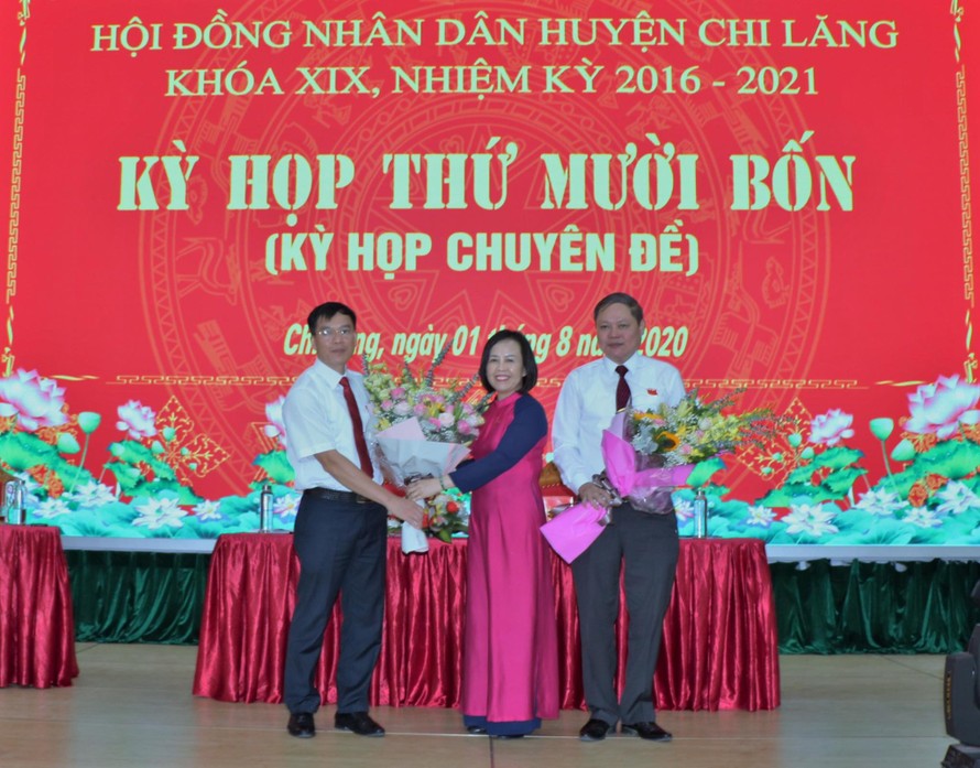Phó chủ tịch HĐND tỉnh Lạng Sơn (giữa) tặng hoa chức mừng ông Phùng Văn Nghĩa (bìa trái) và ông Vi Nông Trường (bìa phải) .Ảnh: Duy Chiến