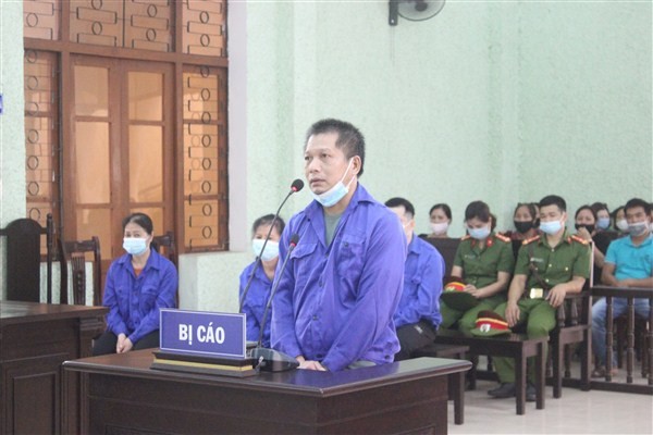 Bị cáo Phan Văn Sầm (đứng) cùng 3 bị cáo ra tòa lĩnh án .Ảnh: P.O
