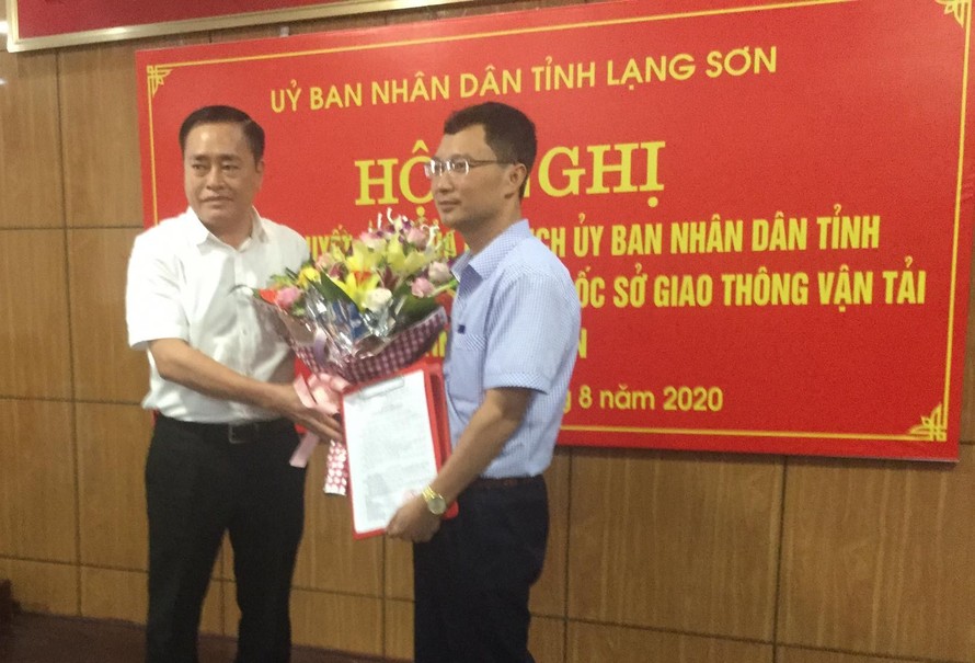 Ông Trần Văn Vương (phải) nhận quyết định bổ nhiệm đảm trách chức vụ Phó giám đốc Sở GT-VT Lạng Sơn .Ảnh: Duy Chiến