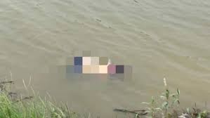 Người dân phát hiện thi thể người đuối nước trôi dạt vào bờ sông .Ảnh: TL