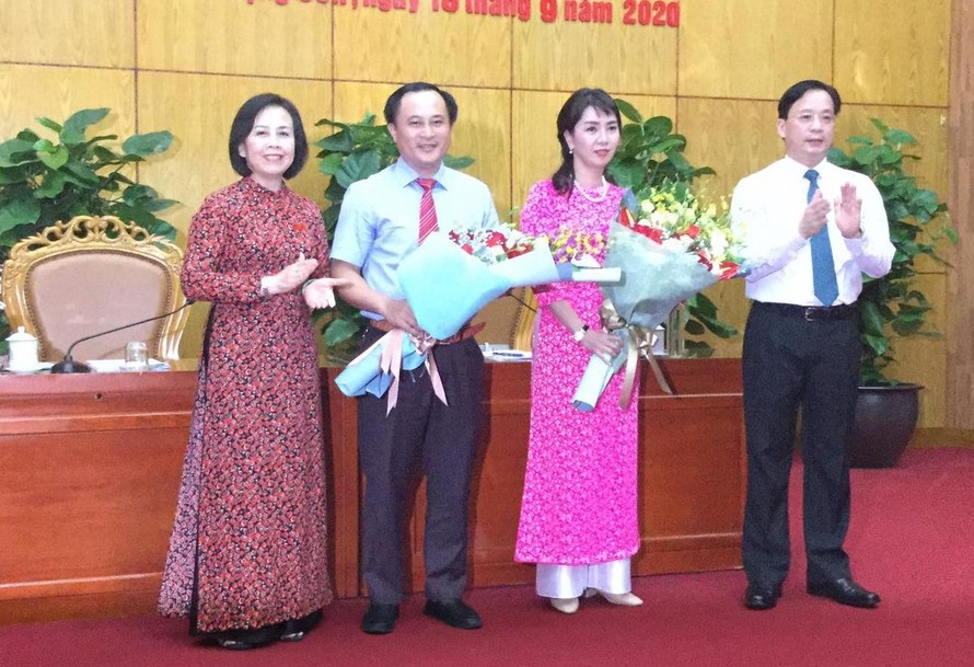 Hai tân Phó chủ tịch tỉnh Lạng Sơn (giữa) nhận hoa chúc mừng của lãnh đạo tỉnh .Ảnh: Duy Chiến 
