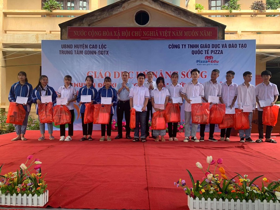 15 học sinh nghèo ở huyện Cao Lộc nhận quà của báo Tiền Phong và Cty Cường Quốc (Lạng Sơn). Ảnh: Duy Chiến