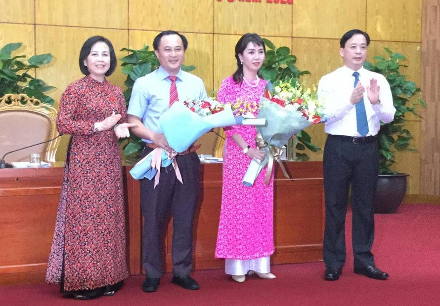 HĐND tỉnh Lạng Sơn đã bầu ông Quỳnh và bà Hà (giữa) làm Phó chủ tịch tỉnh trong kỳ họp lần thứ 19, ngày 18/9/2020 .Ảnh: Duy Chiến