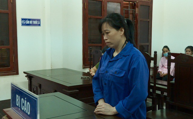Bị cáo Cam Thị Cảnh ra tòa, lĩnh án .Ảnh: P.O