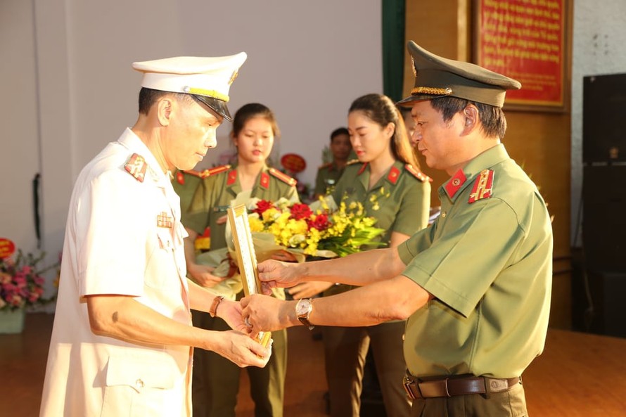 Đại tá Nguyễn Minh Tuấn (bìa trái) nhận Quyết định bổ nhiệm chức vụ Phó giám đốc công an Lạng Sơn .Ảnh: Duy Chiến