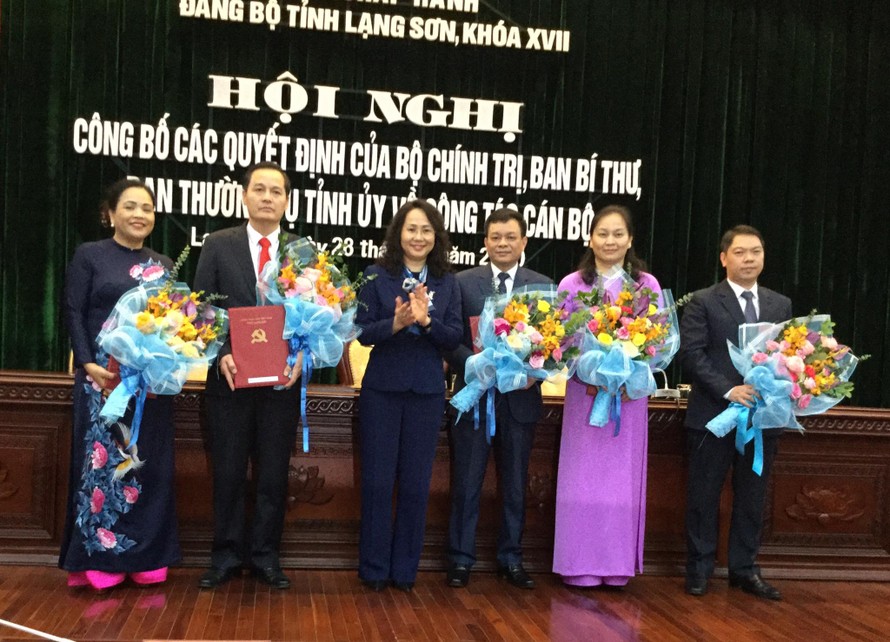 Các trưởng ban khối đảng thuộc Tỉnh ủy Lạng Sơn nhận quyết định và hoa của lãnh đạo tỉnh ủy Lạng Sơn .Ảnh: Duy Chiến 