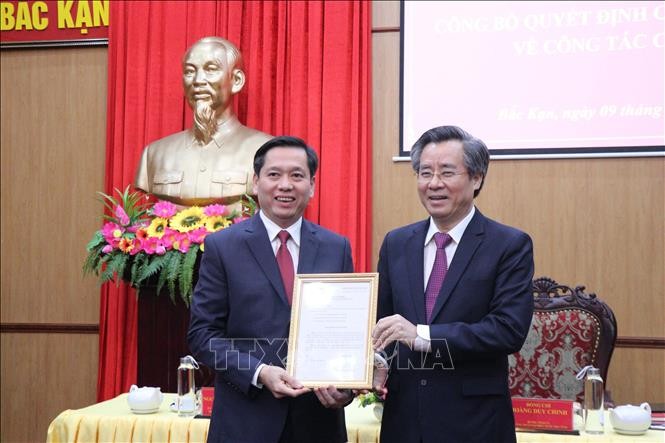 Ông Nguyễn Quang Dương, Ủy viên Ban chấp hành Trung ương Đảng, Phó Trưởng Ban Tổ chức Trung ương (phải) trao quyết định cho đồng chí Nguyễn Long Hải. Ảnh: TTXVN