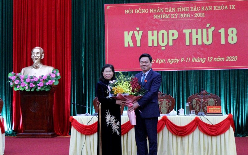 Bà Phương Thị Thanh (bìa trái) nhận hoa chúc mừng của Lãnh đạo Tỉnh ủy Bắc Kạn. Ảnh: TL