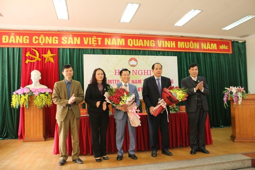 Ông Lương Tuấn Hùng và Nguyễn Văn Dừa (giữa) nhận hoa chúc mừng của MTTQ tỉnh Cao Bằng .Ảnh: CB
