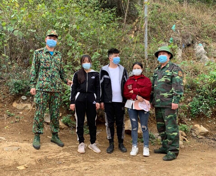 Ba người Trung Quốc (giữa) bị lực lượng Biên phòng Tân Thanh ngăn chặn xâm nhập trái phép trên biên giới .Ảnh: Duy Chiến 