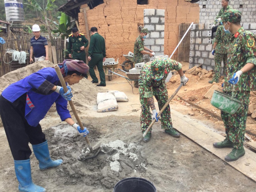 Đoàn viên, thanh niên Trung đoàn 123 Lạng Sơn và nhân dân trên công trình xây dựng nhà nhân ái .Ảnh: Duy Chiến