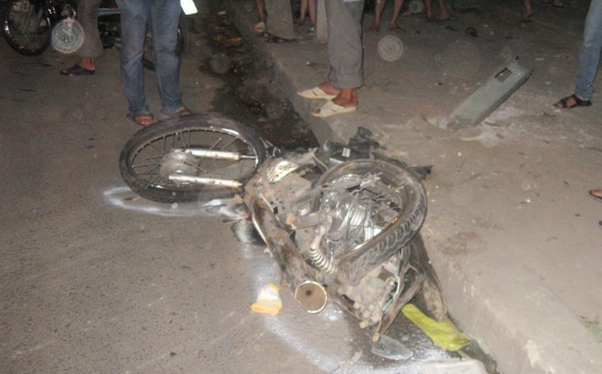 Chiếc xe máy bị tông nát vụn 
