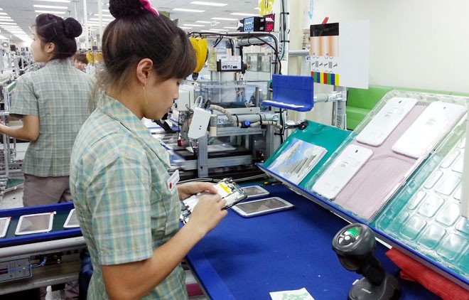 Công nhân dây chuyền lắp ráp điện thoại của Nhà máy Samsung Electronics Việt Nam tại Bắc Ninh