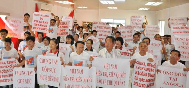  Cộng đồng người Việt Nam tại Angola mít tinh phản đối Trung Quốc. 
