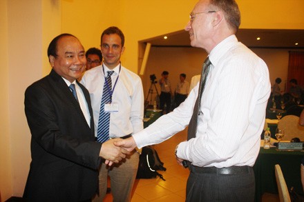 Phó Thủ tướng Nguyễn Xuân Phúc trao đổi cùng các chuyên gia quốc tế bên lề diễn đàn 